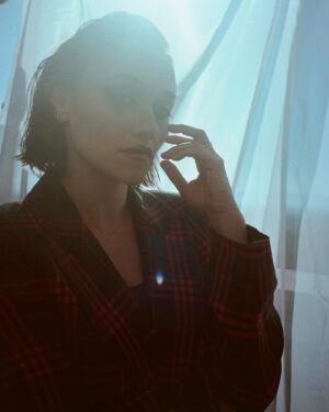 Alice Kremelberg Instagram - who the hell do you think I am
like you never seen a broken man
.
.
📸 @louisadodgeharland 🖤