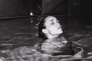 Alice Kremelberg Instagram - Just keep swimming :) 🐠 

.
.
.
📸 @photos_by_sharod
