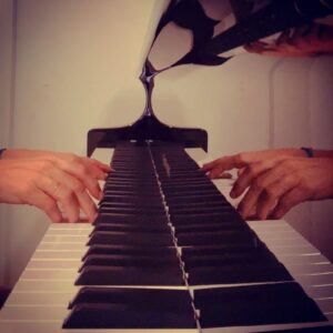 Alice Taglioni Instagram - Mes mains ont la parole 🙌 #compo #piano