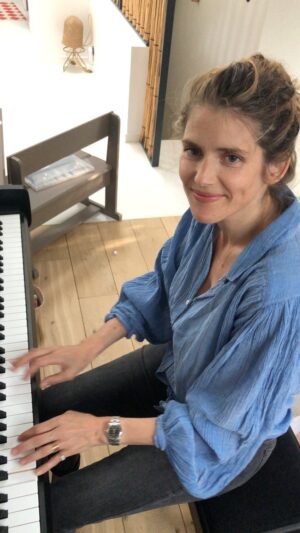 Alice Taglioni Instagram - Une petite compo mais un immense merci à nos #equipessoignantes et à tous ceux qui nous aident au quotidien #commercants #agentsdeservice #femmedemenage #enseignants et tous les autres.