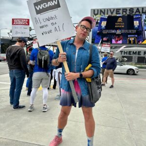 Alice Wetterlund Instagram - @residentalien supporting the writers strike ft. BRIDGET