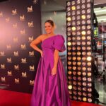 Alice Alves Instagram - Noite de gala com a @tvioficial Make up: @veracaldeira_makeup Cebelos: @celiadasilva_hairstylist Look: @goncalomello Vestido: @rosa_clara Diamantes: @terzihan.lisboa