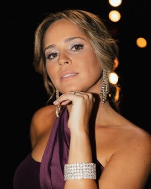 Alice Alves Instagram - Parabéns @tvioficial 
30 Anos, estou contigo há 13. Continua independente e assim irreverente ✨
Styling @goncalomello
Vestido @pronovias 
Sandálias @aldo_shoes 
Make Up @veracaldeira_makeup 
Cabelo @celiasilva_hairstylist 
📸 @martafernandes.ph