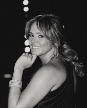 Alice Alves Instagram - Parabéns @tvioficial 
30 Anos, estou contigo há 13. Continua independente e assim irreverente ✨
Styling @goncalomello
Vestido @pronovias 
Sandálias @aldo_shoes 
Make Up @veracaldeira_makeup 
Cabelo @celiasilva_hairstylist 
📸 @martafernandes.ph