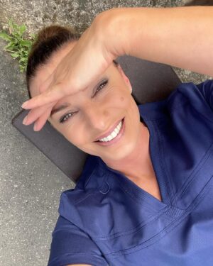 Alice Bendová Instagram - Pauza na natáčení krásnýho seriálu, kde se mě jen tak nezbavíte😂.
Mimochodem, v jakém seríálu hraju, tipnete si?
Už za chvíli se to dozvíte. . . 

#shooting #lovemyjob #job #work #tv #serial #instagood #instamood