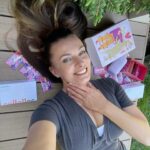 Alice Bendová Instagram - Proč už tak dlouho užívám mořský kolagen od @collalloc? Protože zlepšuje pokožku, zpomaluje proces stárnutí, potlačuje vrásky, strie a celulitidu. Posiluje vlasy, podporuje jejich růst, objem, pružnost a pevnost. Zpevňuje nehty, přestanou se třepit a lámat. Chrupavka, vazy a šlachy dostávají tu správnou výživu. Po zátěži rychleji regenerujete a tvoříte svalovou hmotu. Tak proto ❤️ 🩷🛍️🛍️🛍️A nezapomeňte na jejich dárkové balení 2x collalloc a 1 šampon pro Vaše domácí mazlíčky. 🛍️🛍️🛍️🩷 ‼️‼️‼️20% SLEVA ode dneška do pátku, kód ALICE20 ‼️‼️‼️ #collalloc #spoluprace #morskykolagen #darkovebaleni