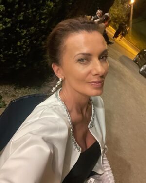 Alice Bendová Instagram - Včerejší noční natáčení. . . No co Vám budu říkat, byla jsem za dámičku a za mršku.

@jednarodinaserial 
@tvnovaofficial 
@zooz_ie ( kostýmy )

#serial #tv #tvnova #kamera #prace 
#lovemyjob #myjob #television #jednarodinaserial
