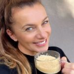 Alice Bendová Instagram - Přátelé, víte, že dnes je Světový den recyklace ? A proto bych ráda zmínila užasnou myšlenku @nespresso.cz a to v podobě repasovaných kávovarů, kde opravdu nepoznáte rozdíl mezi novým a repasovaným. Tento můj je právě ten druhý a já KÁVOMILKA jsem šťastná, že po zaplacení 200 kapslí jsem dostala tento kávovar RELOVE za 1 korunu !!!! Samozřejmě podmínky záruky jsou stejné jako u nového. A co se mi líbí asi nejvíc je nejen to, že káva chutná naprosto stejně jako z nového, ale že i já můžu trochu přispět k šetření cennými zdroji a minimalizovat odpad. Jak ráda bych toto stejné dělala i s dalšími domácími spotřebiči. No třeba se chytnou i jiné firmy. ‼️U online nákupu je třeba k 200 kapslím Vertua a vybranému repasovanému kávovaru připsat kód RELOVECZ ‼️‼️ Děkuji Vám, moje @nespresso.cz #RELOVE #RElovebyNespresso #NespressoRefurbished