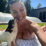Alice Bendová Instagram - To je tak, když si chci chvíli odpočinout😂😂😂 #zamilovanykarel #rescuedog #dogkiss #love #sun #relax #instamood #instagood #instagram