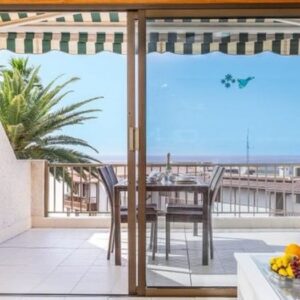 Alice Bendová Instagram - Přátelé vítejte u nás v jednom ze čtyř apartmánů, tento se jmenuje “ U vypasenýho švába”🤣🤣🤣

Někde psali, že zde na Tenerife podnikám s nemovitostmi, tak ne, žádné neprodávám, ani nemám čas, tomu se věnuji v ČR. Zde jen pronajímám naše apartmány, jiné ani ve správě nemám. Ale samozřejmě, jsem k dispozici v rámci přátelské rady !!!

A několik RAD PRO VÁS MÁM 👌👌👌, ať už kupujete nemovitost, prodáváte nebo pronajímáte.

‼️1) NIKDY NIKOMU NEPLAŤTE ZÁLOHU NA BYT v HOTOVOSTI !!!! Toto se samozřejmě neděje u španělských ani třeba anglických kanceláří. ONI SI TO TOTIŽ NEDOVOLÍ !!! Ale jsou tady tací týpci ( zastydlí v 90.letech 🤣🤣🤣),kteří se nebojí 🤣. Je to podvodné a neprofesionální ze strany zprostředkovatele. A HLAVNĚ tím OKRÁDÁ VÁS i PRODÁVAJÍCÍHO !!! Vše musí jít přes bank.účty, záloha ( cca 10% ) musí odejít z Vašeho účtu. Pokud by po Vás někdo žádal hotovost a sliboval, že Vám tím zajistí Vaší vysněnou nemovitost, tak LŽE !!!!

‼️2) Vybírejte nemovitosti v renomovaných realit.kancelářích, které jsou dlouho na trhu.

‼️3)Pokud nemovitost PRONAJÍMÁTE, sledujte, jak moc je pronajatá u agentury, které jste jí svěřili. A pokud možno dejte náhradní klíče někomu komu důveřujete, ať se tam ve dnech, kdy není nemovitost pronajatá, zastaví a ZKONTROLUJE, co se tam DĚJE nebo NEDĚJE, ať z Vašeho apartmánu není třeba bordel. 

‼️4)Pokud jste rozhodnutí nemovitost KUPOVAT, musíte mít nejprve zařízené vše co je třeba- N.I.E., bank.účet atd. Od toho jsou tu lidé, kteří to zařizují ( můžu dát kontakt ) a stojí to max.1500€ !!!

No a teď už se na Vás moc těším, naše ceny za apt./noc startují na 99€ ( bez švába ) a 
101 € se švábem🤣🤣🤣

Pište na veselaalice@seznam.cz

❤️❤️❤️Na VŠECHNY maily i ty starší budu odpovídat v sobotu RÁNO, dřív to nestíhám, omlouvám se ❤️❤️❤️

#apartmentforrent #rent #loveyou #tenerife
