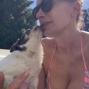 Alice Bendová Instagram - To je tak, když si chci chvíli odpočinout😂😂😂
#zamilovanykarel #rescuedog #dogkiss #love #sun #relax #instamood #instagood #instagram