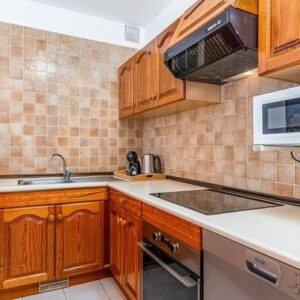 Alice Bendová Instagram - Přátelé vítejte u nás v jednom ze čtyř apartmánů, tento se jmenuje “ U vypasenýho švába”🤣🤣🤣

Někde psali, že zde na Tenerife podnikám s nemovitostmi, tak ne, žádné neprodávám, ani nemám čas, tomu se věnuji v ČR. Zde jen pronajímám naše apartmány, jiné ani ve správě nemám. Ale samozřejmě, jsem k dispozici v rámci přátelské rady !!!

A několik RAD PRO VÁS MÁM 👌👌👌, ať už kupujete nemovitost, prodáváte nebo pronajímáte.

‼️1) NIKDY NIKOMU NEPLAŤTE ZÁLOHU NA BYT v HOTOVOSTI !!!! Toto se samozřejmě neděje u španělských ani třeba anglických kanceláří. ONI SI TO TOTIŽ NEDOVOLÍ !!! Ale jsou tady tací týpci ( zastydlí v 90.letech 🤣🤣🤣),kteří se nebojí 🤣. Je to podvodné a neprofesionální ze strany zprostředkovatele. A HLAVNĚ tím OKRÁDÁ VÁS i PRODÁVAJÍCÍHO !!! Vše musí jít přes bank.účty, záloha ( cca 10% ) musí odejít z Vašeho účtu. Pokud by po Vás někdo žádal hotovost a sliboval, že Vám tím zajistí Vaší vysněnou nemovitost, tak LŽE !!!!

‼️2) Vybírejte nemovitosti v renomovaných realit.kancelářích, které jsou dlouho na trhu.

‼️3)Pokud nemovitost PRONAJÍMÁTE, sledujte, jak moc je pronajatá u agentury, které jste jí svěřili. A pokud možno dejte náhradní klíče někomu komu důveřujete, ať se tam ve dnech, kdy není nemovitost pronajatá, zastaví a ZKONTROLUJE, co se tam DĚJE nebo NEDĚJE, ať z Vašeho apartmánu není třeba bordel. 

‼️4)Pokud jste rozhodnutí nemovitost KUPOVAT, musíte mít nejprve zařízené vše co je třeba- N.I.E., bank.účet atd. Od toho jsou tu lidé, kteří to zařizují ( můžu dát kontakt ) a stojí to max.1500€ !!!

No a teď už se na Vás moc těším, naše ceny za apt./noc startují na 99€ ( bez švába ) a 
101 € se švábem🤣🤣🤣

Pište na veselaalice@seznam.cz

❤️❤️❤️Na VŠECHNY maily i ty starší budu odpovídat v sobotu RÁNO, dřív to nestíhám, omlouvám se ❤️❤️❤️

#apartmentforrent #rent #loveyou #tenerife