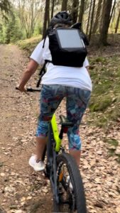 Alice Bendová Instagram - Konečně je to tady ! Krásný, teplý počasí. A my vyrážíme často, jak jen to jde. Tentokrát k nám na budoucí chatu. Kola musíme mít vždycky s sebou, stejně tak psy a vlastně celou rodinu🤣. Abyste si ušetřili čas psaním do zpráv, tak to moje elektrokolo MTF je Mountfield. Ujede sice až 200 km, ale to by mi asi upadla🤣, ale 30-40 dá, holka kulatá🤣. Krásné jaro❤️ #trip #ebike #family #life