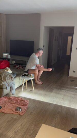 Alice Bendová Instagram - REALITA🤣🤣🤣 A jak uklízíte Vy?
@michal_topol 

#uklid #uklidovapohotovost #doma #5psu #chlupy