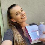 Alice Bendová Instagram - Proč už tak dlouho užívám mořský kolagen od @collalloc? Protože zlepšuje pokožku, zpomaluje proces stárnutí, potlačuje vrásky, strie a celulitidu. Posiluje vlasy, podporuje jejich růst, objem, pružnost a pevnost. Zpevňuje nehty, přestanou se třepit a lámat. Chrupavka, vazy a šlachy dostávají tu správnou výživu. Po zátěži rychleji regenerujete a tvoříte svalovou hmotu. Tak proto ❤️ 🩷🛍️🛍️🛍️A nezapomeňte na jejich dárkové balení 2x collalloc a 1 šampon pro Vaše domácí mazlíčky. 🛍️🛍️🛍️🩷 ‼️‼️‼️20% SLEVA ode dneška do pátku, kód ALICE20 ‼️‼️‼️ #collalloc #spoluprace #morskykolagen #darkovebaleni