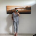 Alice Bendová Instagram - Mám dole 9 kg a ještě mě čekají 3 kg. A to už půjde pomaličku. Dávám si čas do konce prázdnin, jestli se teda neutrhnu za řetězu o prázdninách. Běhám tak dvakrát týdně, na víc teď není čas ani energie, kvůli natáčení. Jím zdravě, málo a nejím od 18.00, piju hodně vody a cítím se dobře. Tak mi držte palce, abych se zase nevyžrala🤣. Znáte to ne? Na třetí fotce jsem asi omylem zavadila o obraz 🤣🤣🤣 #hubnuzdrave #zdravi #sport #fit #fattofit