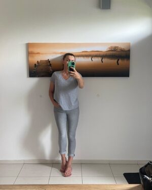 Alice Bendová Instagram - Mám dole 9 kg a ještě mě čekají 3 kg. A to už půjde pomaličku. Dávám si čas do konce prázdnin, jestli se teda neutrhnu za řetězu o prázdninách. Běhám tak dvakrát týdně, na víc teď není čas ani energie, kvůli natáčení. Jím zdravě, málo a nejím od 18.00, piju hodně vody a cítím se dobře. Tak mi držte palce, abych se zase nevyžrala🤣. Znáte to ne?

Na třetí fotce jsem asi omylem zavadila o obraz 🤣🤣🤣

#hubnuzdrave #zdravi #sport #fit #fattofit