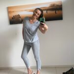 Alice Bendová Instagram - Mám dole 9 kg a ještě mě čekají 3 kg. A to už půjde pomaličku. Dávám si čas do konce prázdnin, jestli se teda neutrhnu za řetězu o prázdninách. Běhám tak dvakrát týdně, na víc teď není čas ani energie, kvůli natáčení. Jím zdravě, málo a nejím od 18.00, piju hodně vody a cítím se dobře. Tak mi držte palce, abych se zase nevyžrala🤣. Znáte to ne? Na třetí fotce jsem asi omylem zavadila o obraz 🤣🤣🤣 #hubnuzdrave #zdravi #sport #fit #fattofit
