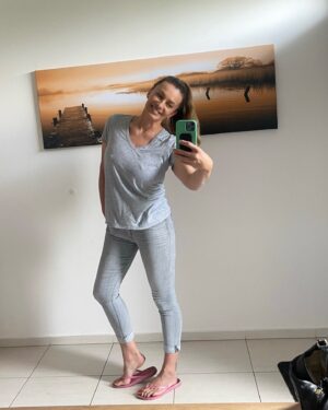 Alice Bendová Instagram - Mám dole 9 kg a ještě mě čekají 3 kg. A to už půjde pomaličku. Dávám si čas do konce prázdnin, jestli se teda neutrhnu za řetězu o prázdninách. Běhám tak dvakrát týdně, na víc teď není čas ani energie, kvůli natáčení. Jím zdravě, málo a nejím od 18.00, piju hodně vody a cítím se dobře. Tak mi držte palce, abych se zase nevyžrala🤣. Znáte to ne?

Na třetí fotce jsem asi omylem zavadila o obraz 🤣🤣🤣

#hubnuzdrave #zdravi #sport #fit #fattofit