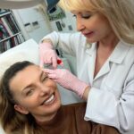 Alice Bendová Instagram - Přátelé, botox do čelíčka a do partií kam trochu patří si dávám každého tak půl až třičtvrtě roku. A protože chci, aby mi zůstala mimika a mohla jsem přirozeně hýbat při práci obličejem a nechci vypadat jako slintající kus sádry 🤣, tak docházím k té nejcitlivější, nejprofesionálnější a poctivé paní MUDr.Moidlové na @laserplastic , nikomu jinému se již do rukou nesvěřuji, jen jí a jejímu týmu. O dalších doktorech, kteří jsou na klinice Vám povím příště. Ale určitě vím, že pokud mě někdy čeká invazivní zákrok, tak jedině tady, protože vím, že pokud uznají za vhodné, tak mi ho prostě neudělají. A to je právě ono, nic nedělají za každou cenu🙏🙏🙏. A jestli si nechám fiknout horní víčka ( trochu mě s. . . . 🤣), tak jedině tady !!!! Protože představa, že mi je někdo fikne moc a já budu spát s otevřenýma očima je dost děsivá🤣🤣🤣. Klidně se ptejte a nebo se podívejte, co vše dělají. A já se zaručuji, že vždy perfektně❤️👌 @laserplastic #plasticsurgery #botox #lovemyself #instagram #laserplastic