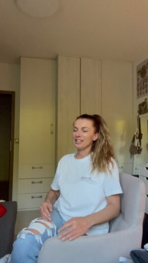 Alice Bendová Instagram - DOMÁCÍ ÚKOL 🤣

Milé děti, poproste svoji maminku, aby Vám pomohla s úkolem🤣🤣🤣

@a_bendovaaa 

#pomoc #úkol #škola #srandamusibyt