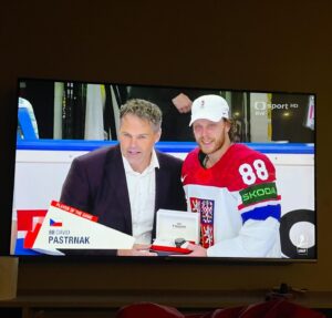 Alice Bendová Instagram - Tak konečně nás zase něco stmelilo. Kluci, moc děkujeme, byli jste neskuteční 🙏🙏🙏

#hockey #mistrisveta #mistrovstvisveta #zlato #czechhockey #czechrepublic #champion #proud #weareproud #thankyou #o2arena #icehockey