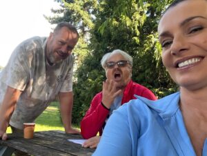 Alice Bendová Instagram - I takhle to vypadá na natáčení🤣. A nevím, proč se @martin_zounar_official takhle tváří mně za zády😂

@filipblazek_official 
@jednarodinaserial 
@tvnovaofficial 

Dneska to zase roztáčíme, tak se těším❤️

#serial #tv #tvnova #jednarodina #prace #lovemyjob