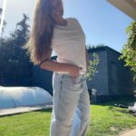 Alice Bendová Instagram - Krásný den všem, tak hlásím, že mám dole 7 kilo🙏, koupila jsem si nové džíny ( ty staré mi padají). Teď neběhám, jelikož natáčím 3 pořady pro 3 televize a prostě nestíhám. Ale nehraju divadlo, nechodím na žádné akce, nechodím na kosmetiku ani na nehty( ty si patlám doma🤣) a veškerý volný čas věnuji dětem, Topolovi, psům a rodině. Tohle je přesně můj život, tak ho miluju, být hodně času doma a dělat práci, kterou mám tak ráda. No tak já jedu . . . A budu Vás informovat o dalším dění v mém těle, ještě potřebuji něco dostat dolů a pak už vybíhám před kameru v plavkách🤣🤣🤣. Jestli to teda vytahaná kůže dovolí 😂😂😂. #life #mylife #mylove #love #instalove #instafamily #instagram