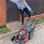 Alice Bendová Instagram - Ano, seknu s herectvím a vyhlašuju, že se stávám sekačkou trávy. Objednávky přijímám okamžitě a do zpráv 🤣🤣. S touhle sekačkou, která má 4 rychlosti, nastavitelnou výšku a kola jako traktor posekám denně desítky Vašich porostů😅. No dejte vědět. A udělejte mi kafe a nějakou buchtičku🙏 #sekacka #novasekacka #novaprofese #instawork #instagram #instamood #zahrada #instagarden @michal_topol