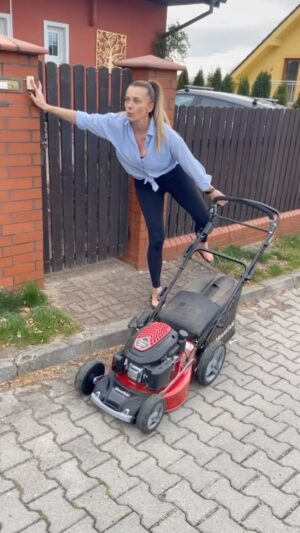 Alice Bendová Instagram - Ano, seknu s herectvím a vyhlašuju, že se stávám sekačkou trávy. Objednávky přijímám okamžitě a do zpráv 🤣🤣. S touhle sekačkou, která má 4 rychlosti, nastavitelnou výšku a kola jako traktor posekám denně desítky Vašich porostů😅. No dejte vědět. A udělejte mi kafe a nějakou buchtičku🙏

#sekacka #novasekacka #novaprofese  #instawork #instagram #instamood #zahrada #instagarden @michal_topol