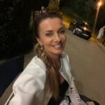 Alice Bendová Instagram - Včerejší noční natáčení. . . No co Vám budu říkat, byla jsem za dámičku a za mršku. @jednarodinaserial @tvnovaofficial @zooz_ie ( kostýmy ) #serial #tv #tvnova #kamera #prace #lovemyjob #myjob #television #jednarodinaserial
