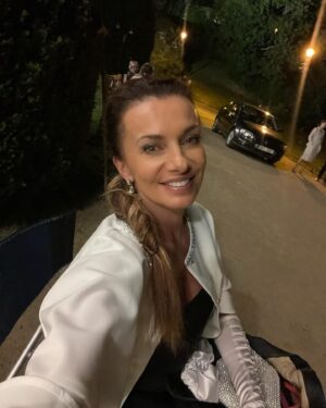Alice Bendová Instagram - Včerejší noční natáčení. . . No co Vám budu říkat, byla jsem za dámičku a za mršku.

@jednarodinaserial 
@tvnovaofficial 
@zooz_ie ( kostýmy )

#serial #tv #tvnova #kamera #prace 
#lovemyjob #myjob #television #jednarodinaserial