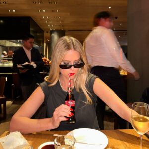 Alice Eve Instagram - off duty treats 🇬🇧🥤❣️@armanibeauty @giorgioarmani #armanisi