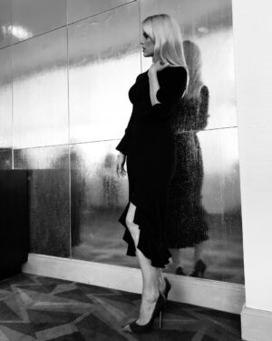 Alice Eve Instagram - Thank you for my Comic Con glam @michaelashton @sascha_breuer (💇‍♀️&📸!) & jewels @ireneneuwirth @monicavinader dress @michaelkors  @jimmychoo & @netflix 🔪🔪🔪🔪
