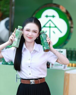 Alicha Sriprathak Instagram - อากาศร้อนๆแบบนี้ มาเติมความสดชื่นด้วย HARU ชาเขียวพร้อมดื่มแบรนด์แรกในไทย ที่ใช้วิธีการสกัดเย็น🍵🌱เพื่อรสชาติที่แตกต่าง หอม นุ่ม ละมุน ไม่เหมือนใคร! หาซื้อได้ที่ 7-11 ทุกสาขาและห้างชั้นนำทั่วประเทศ ขอบอกเลยว่าดื่มแล้วสดชื่นสุดๆๆ หายร้อนเลยกันเลยทีเดียว✨แอบบอกว่าช่วงนี้เค้ามีโปรอยู่ด้วยน้า ที่ 7-11 ลดเหลือแค่ 24 บาทเองง ต้องลองกันแล้วว

#Vibesดีดีต้องมีHARU #Harucoldbrewgreentea #พรีเมียมชาต้องฮารุ #ให้เวลาสกัดรสชาให้เต็มรสชาติ