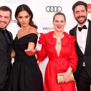 Alicia von Rittberg Instagram - Ganz natürlich mit Edin, Nilam und David beim Filmball❣️
Danke @foxkino für ein herrlichen Abend! 
@rateyourdate_der_film
•
Styling 🙌🏻: @waldberlin 
Dress: @horrorvacuimunich 
Jewellery: @bulgariofficial 
Fotoquelle: dpa