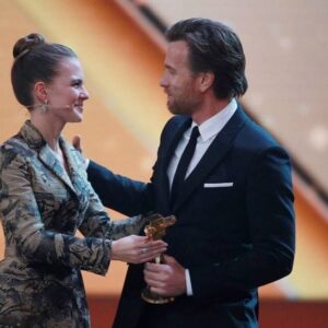 Alicia von Rittberg Instagram - It was such a great honor and pure joy @mcgregor_ewan !!
Was für eine schöne Auswahl an Nominierten und Gewinnern! Herzlichen Glückwunsch! @goldenekamera •
•
Thank you so much for the beautiful dress @dior and jewelry @bulgariofficial ❣️
Styling: @waldberlin 
H/M: @alleaugenauf 
@ivana_makeupartist
Picture: Ibrahim Ot