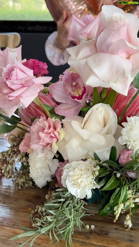 Alicia Banit Instagram - Still thinking about these incredible fresh blooms for mums birthday from @bloom.blessings 🙌🏼