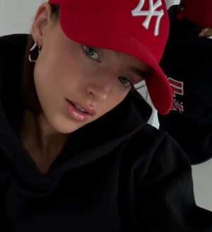Alicia Moffet Instagram - Convalescence but make it fashion 🧢