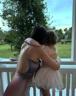 Alicia Moffet Instagram - voyage de bests 🩵🎀👯‍♀️🌴🛟