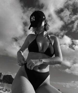Alicia Moffet Instagram - spf 50 ou rien 🫡