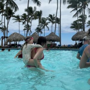 Alicia Moffet Instagram - voyage de bests 🩵🎀👯‍♀️🌴🛟
