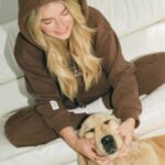Alicia Moffet Instagram - Ma best a 4 ans aujourd’hui 🥺🎂🎈🎁 Le chien chien le plus spécial, thérapeutique et doux qu’ya pas. On en a traversé des choses ma p’tite madame et moi et j’espère l’avoir à mes cotés pour encore pluuuuuusieurs années 🤍