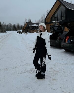 Alicia Moffet Instagram - New passion unlocked 🎿