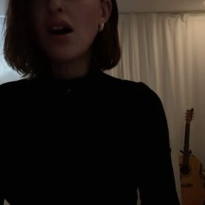 Alicia Moffet Instagram - la convalescence m’a donné le temps de ressortir mon ptit piano 💘