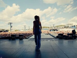 Alicia Moffet Instagram - Throwback a Osheaga 🌪️ mon dernier show avant de partir en Espagne, but nowwwww we’re back 💥

Ma dernière série de shows recommence cette semaine! 
5 dates avant la fin 2023, lien dans ma bio pour les billets⚡️

17 novembre - Valleyfield
18 novembre - St-Eustache
23 novembre- Gatineau
24 novembre - Ste-Thérèse 
25 novembre - Lasalle