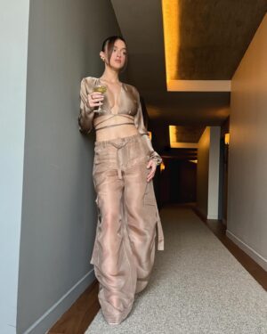 Alicia Moffet Instagram - Last night with @armanibeauty 🍸

Outfit @lapointe
Styled by @florenceodurand