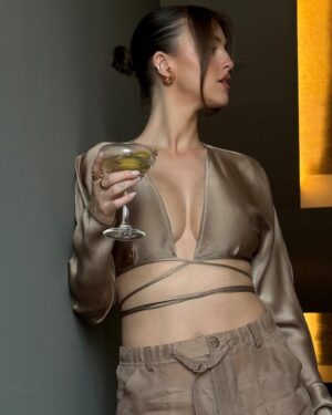 Alicia Moffet Instagram - Last night with @armanibeauty 🍸

Outfit @lapointe
Styled by @florenceodurand