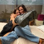 Alicia Sanz Instagram - Nos vamos o no a Colombia @jackduarte.me ? #NowandThen finale is out now on @appletvplus Damn! I love this fam! ♥️