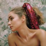 Alicia Sanz Instagram - Dream team with @lbeautemx ♥️ Fotografía: Felipe Huertas @felipe_huertas_ para The Legends Talento: Alicia Sanz @aliciasanz_ Realización: Begoña Arce @begoarce Maquillaje y pelo: Iván Gómez @ivangomez para CHANEL beauty Estilismo: Carolina Herrera Pre-Fall 2022 Joyería: Joyas Antiguas Sardinero @joyassardinero Locación: Hotel Tótem Madrid @hoteltotem